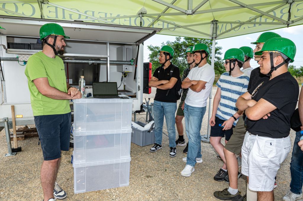 Die Schüler vor dem LIDAR