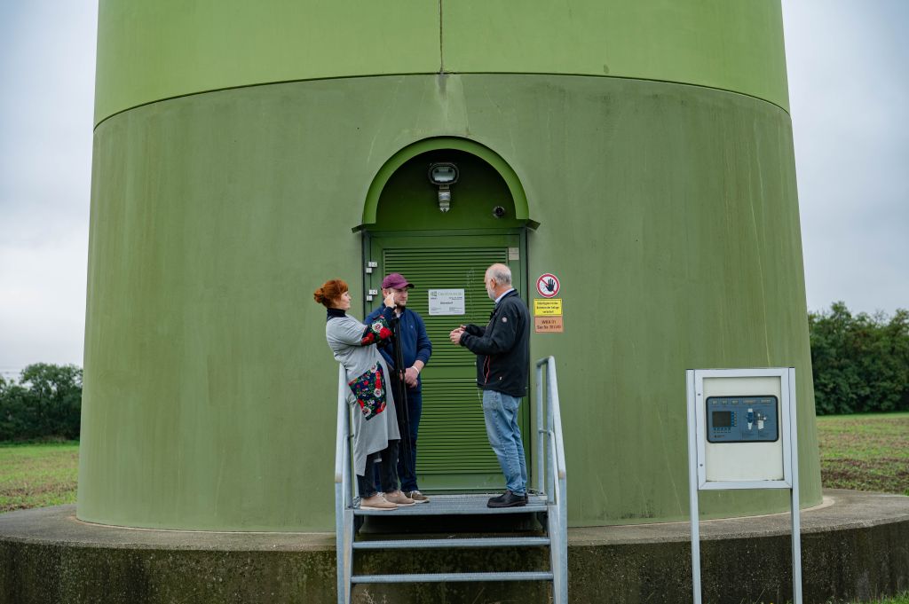 Bei der Windkraftanlage