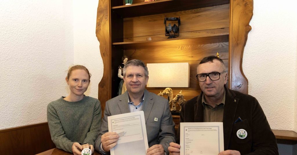 ÖKOENERGIE-Geschäftsführer Richard Kalick (Mitte) und EEG Marchegg-Obmann Gerhard Michaeler und EEG Marchegg-Kassierin Sabrina Schicker bei der Vertragsunterzeichnung.