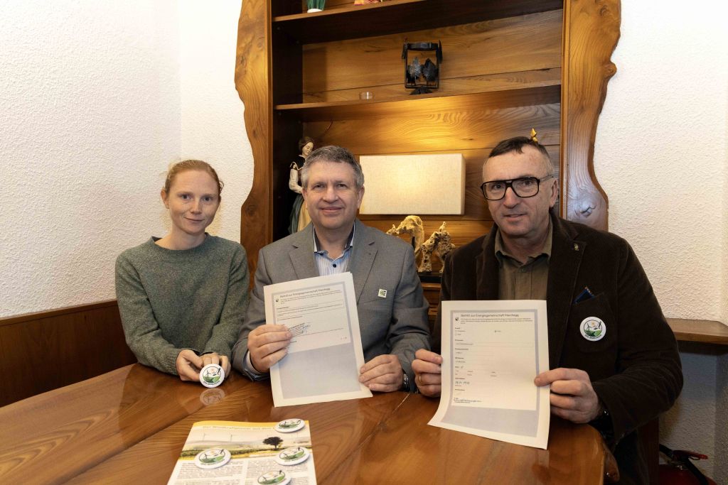 ÖKOENERGIE-Geschäftsführer Richard Kalick (Mitte) und EEG Marchegg-Obmann Gerhard Michaeler und EEG Marchegg-Kassierin Sabrina Schicker bei der Vertragsunterzeichnung.