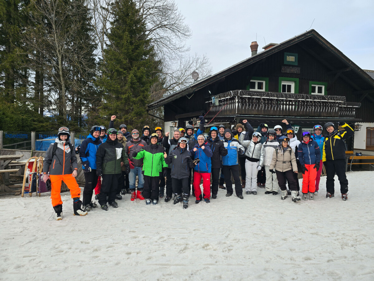 Team der ÖKOENERGIE Wolkersdorf vor der Enzianhütte Semmering