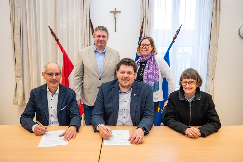 Florian Faber, Bürgermeister von Pillichsdorf (Mitte) mit Manfred Schamböck und Richard Kalcik von der ÖKOENERGIE sowie Karin Bareck und Alexandra Nürnberger, geschäftsführende Gemeinderätinnen (v.r.), bei der feierlichen Vertragsunterzeichnung