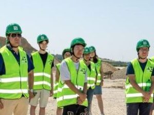 Schüler:innen erkunden den Bau eines Windparks