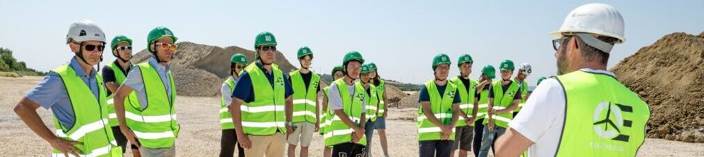Schüler:innen erkunden den Bau eines Windparks
