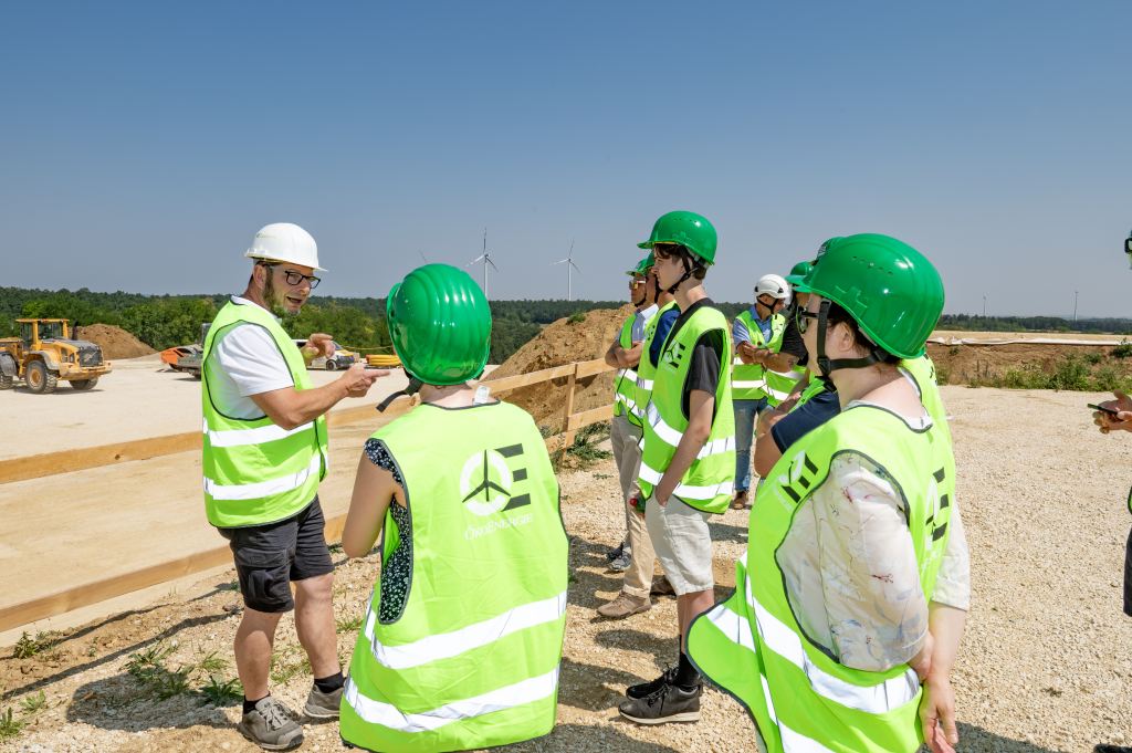 Projektleiter und Schüler auf der BAustelle 