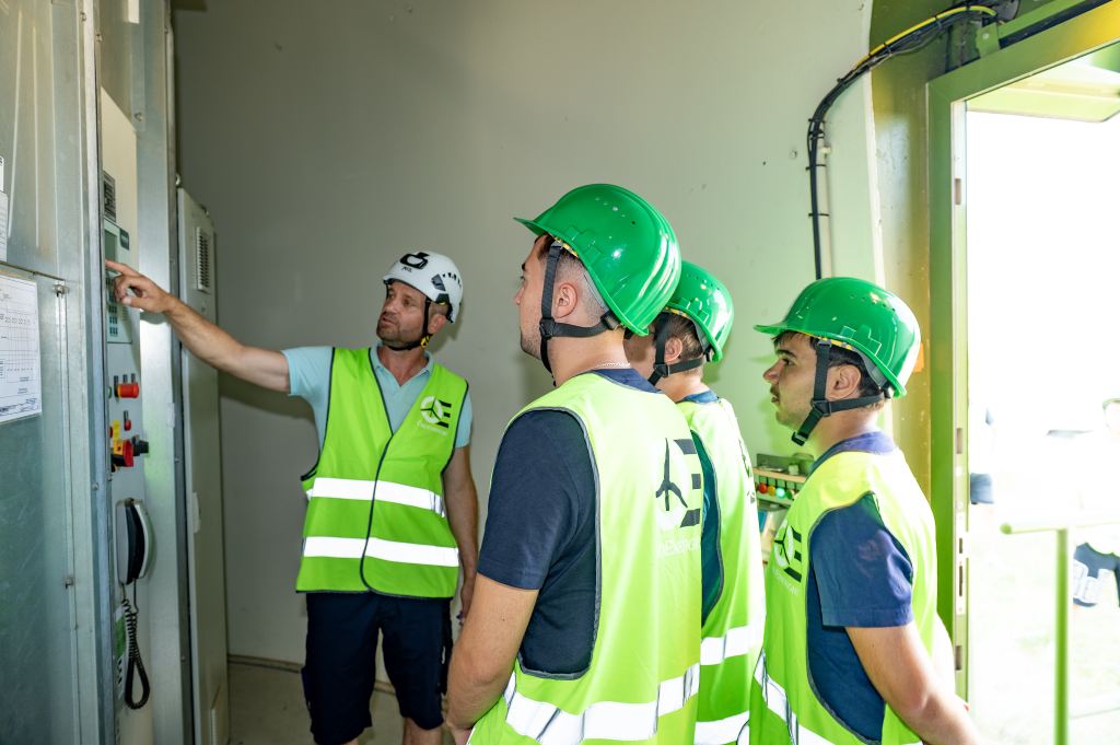 Techniker erklärt die Steuerung der Windkraftanlage