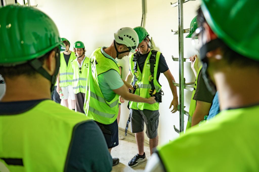 KOrrektes Sichern und Angurten in der Windanlage
