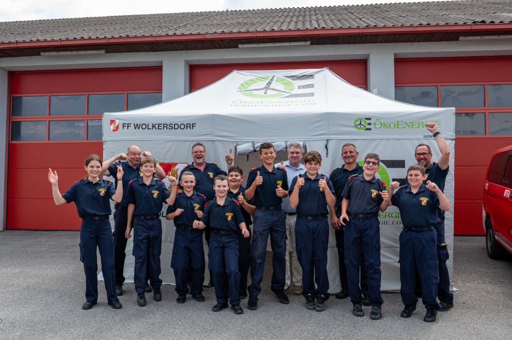 Mitglieder der FF Wolkersdorf vor dem neuen Zelt