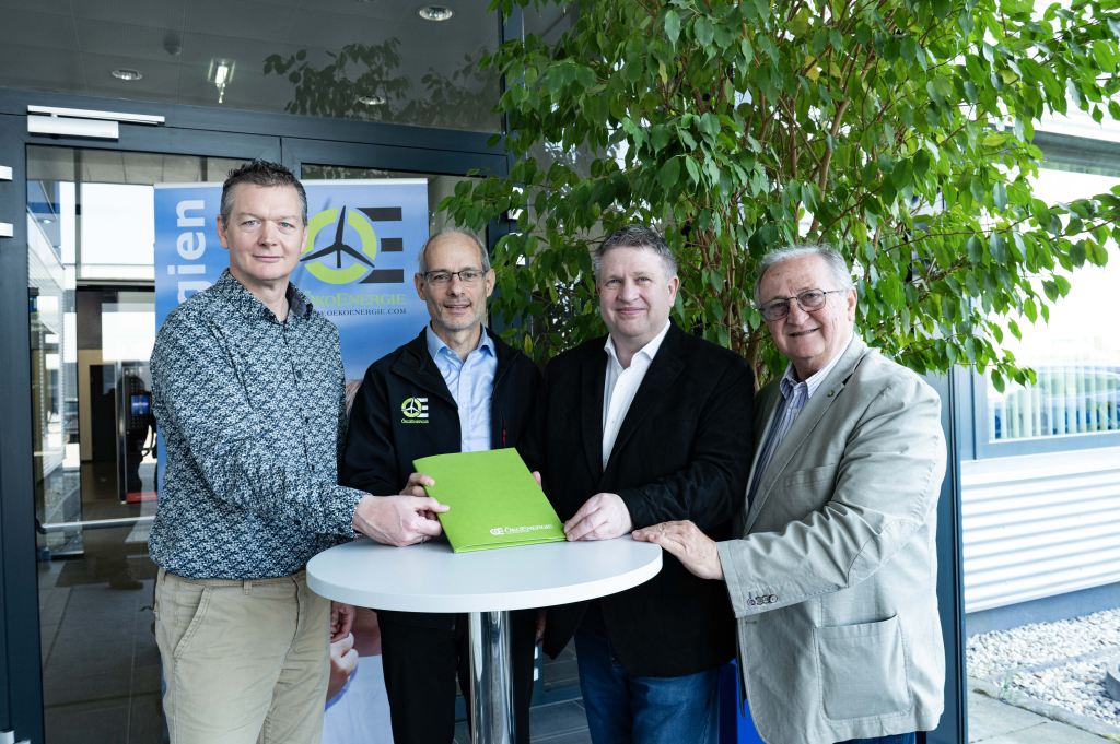 Neuer Hauptsponsor des SC ÖKOENERGIE Wolkersdorf - Vertragsunterzeichnung mit den ÖKOENERGIE-Geschäftsführern Richard Kalick und Manfred Schamböck sowie Josef Siebenhandl und Stefan Schellner vom Fußballclub.