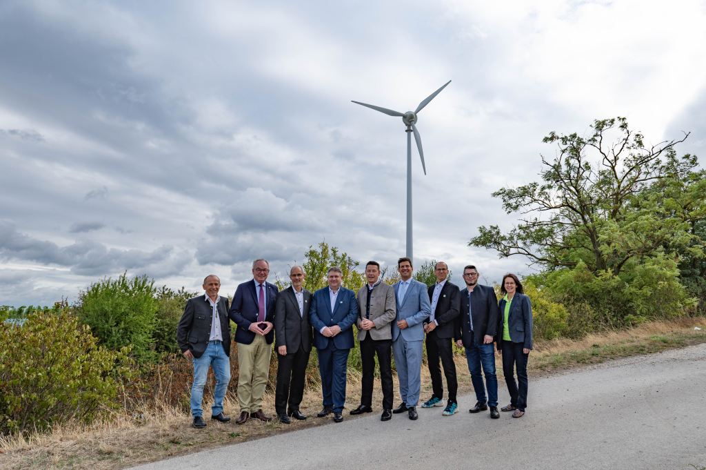 Im Hintergrund steht das erste Windrad des Weinviertels, das „Drahdiwaberl“. Am Bild (v. links): Franz Stoiber (Windkraftpionier und Gründer der Windkraft Wolkersdorf), LH-Stv. Dr. Stephan Pernkopf, Manfred Schamböck (Geschäftsführer ÖKOENERGIE), Richard Kalcik (Geschäftsführer ÖKOENERGIE), LAbg. Mag. Kurt Hackl, Bürgermeister von Wolkersdorf Ing. Dominic Litzka, BEd., Martin Berger (Geschäftsführer ÖKOENERGIE), Christian Gössinger (Geschäftsführer Windkraft Wolkersdorf, Projektleiter ÖKOENERGIE) und Elisabeth Brenner (Geschäftsführerin Windkraft Wolkersdorf, ÖKOENERGIE/ Controlling).